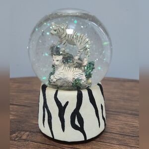 Vintage Rare Westland BORN FREE White Tiger Musical Snow Globe #9217